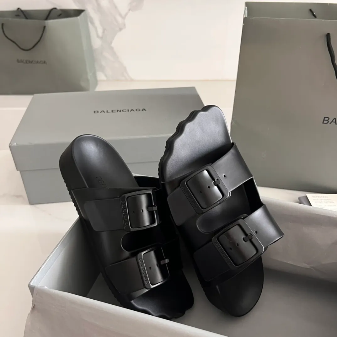 👟👟Ex-factory price 420👟👟 BALENCIAGA Balenciaga sunday mule Birkenstock series Balenciaga’s design style has always been obvious, dark, motorcycle, exaggerated and unusual. This pair of Birkenstocks worn by demna early in the morning are from the s👟👟factory price ring24 series. They have vague five fingers. They are cute and naive and very special. They take into account the concave shape and can also be worn daily. ▪Fabric: cowhide/suede ▪Inner: black cowhide ▪Wrapped leather platform/combination rubber outsole ▪Increased by 3cm ▪Adjust the loose pin buckle on the outside and embossed BALENCIAGA letters ▪Code number: 35-44 (women’s size 40, men’s size 45, customized)